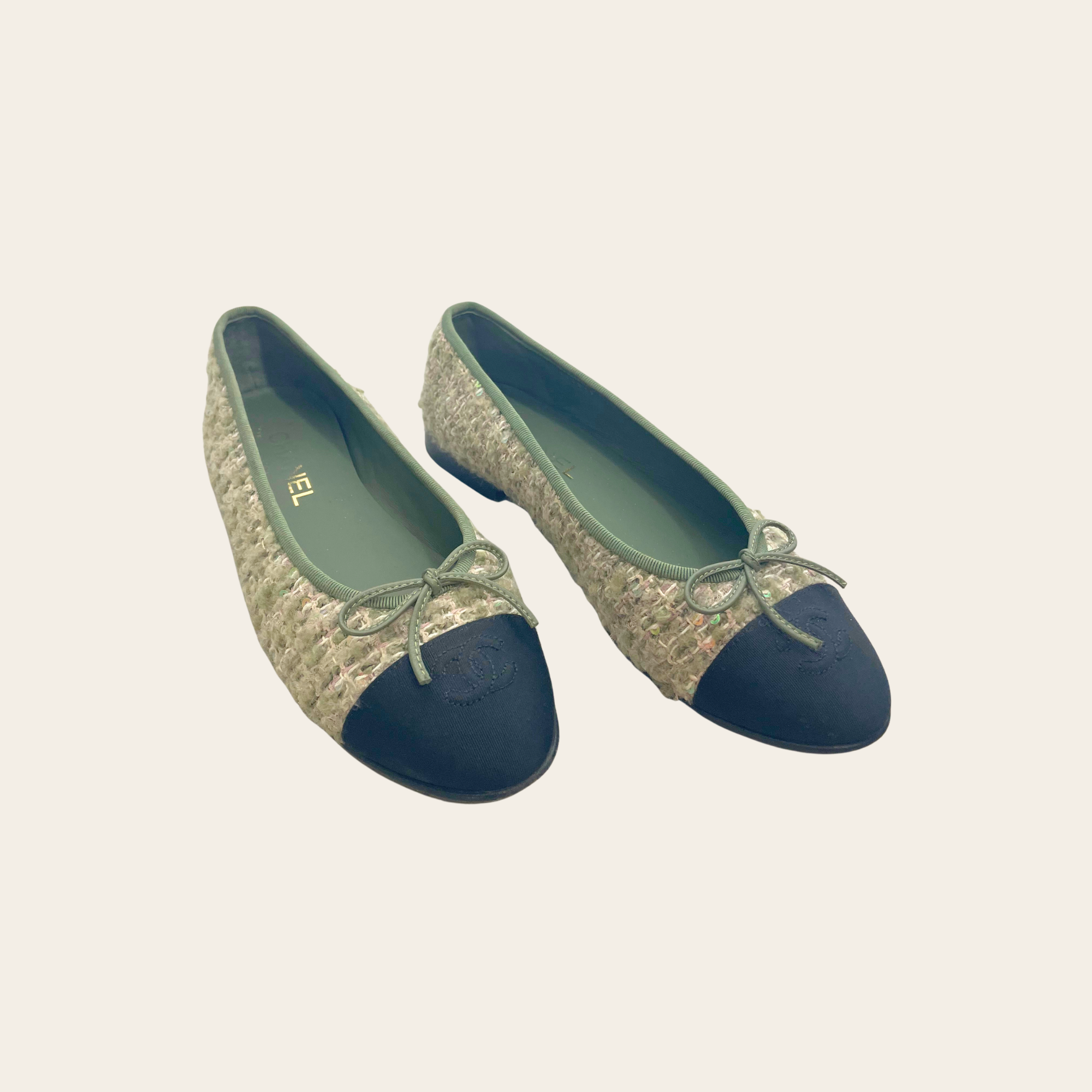 Chanel Ballerines Cap Toe CC en Tweed Vert Sauge et Gros-Grain Noir, 39