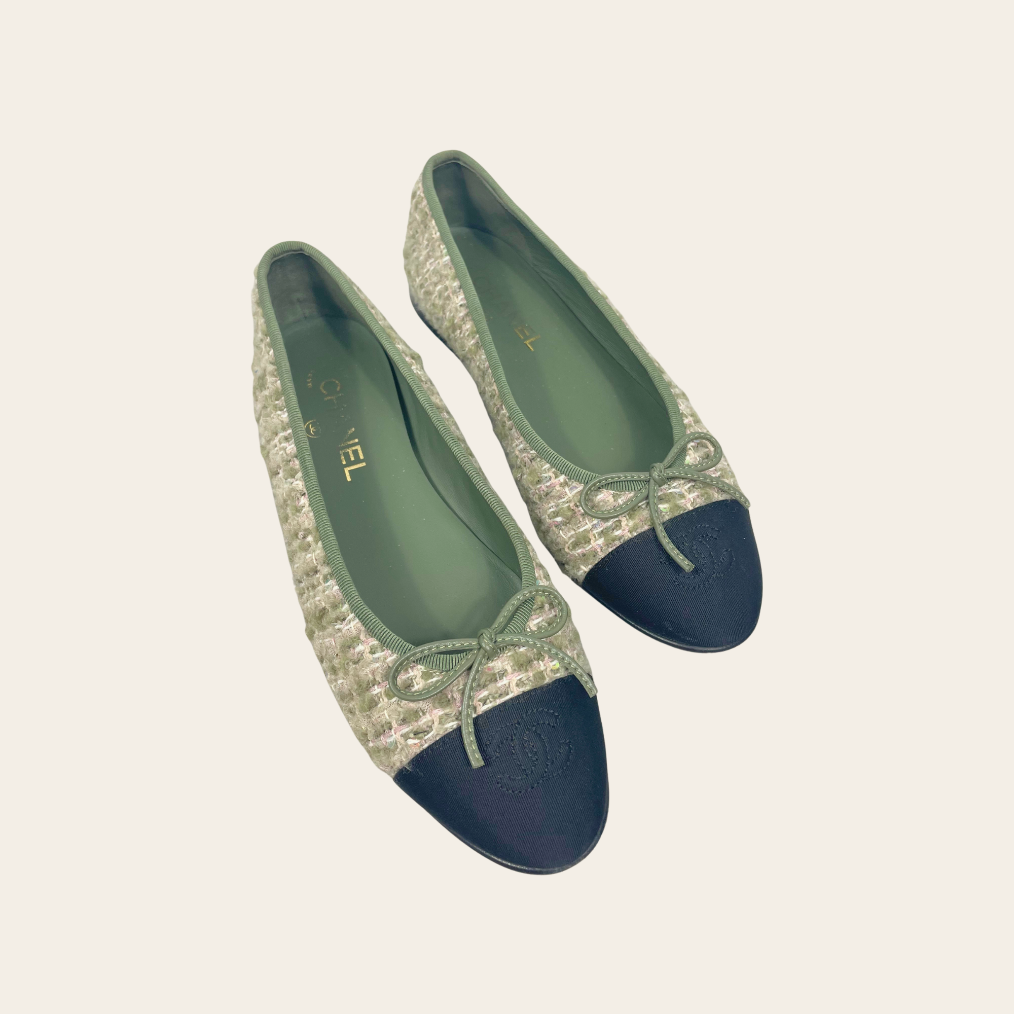 Chanel Ballerines Cap Toe CC en Tweed Vert Sauge et Gros-Grain Noir, 39