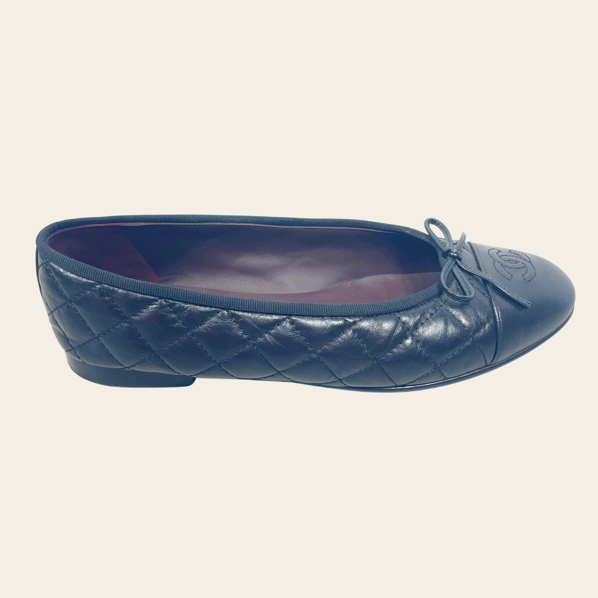Chanel Ballerines Matelassées CC en Cuir Noir, T39