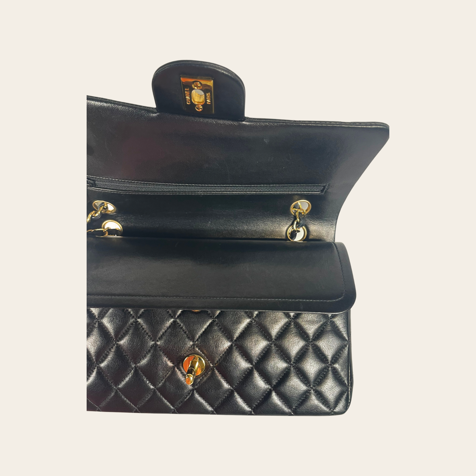CHANEL -Classic Medium Double Flap 24K, Cuir d’Agneau Matelassé Noir (2003-2004)