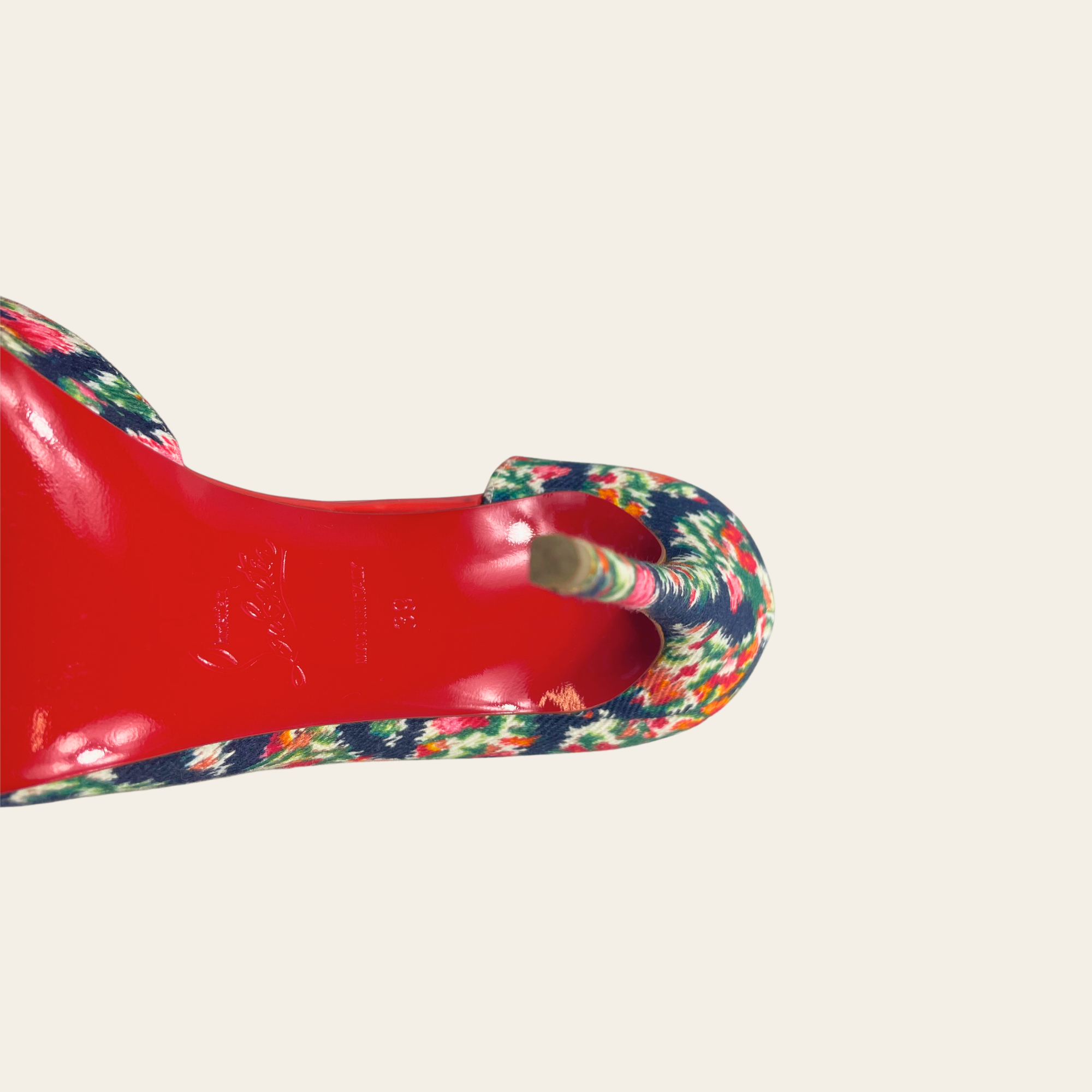 Christian Louboutin Intern Flat Patent Hawai Corazon 100, T38