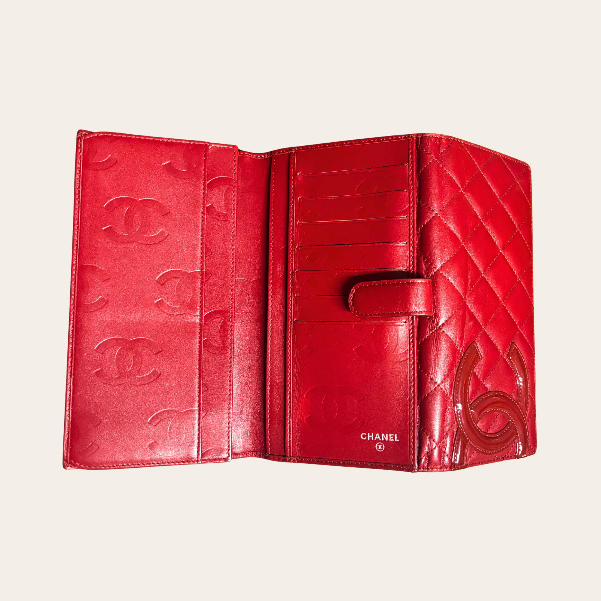 CHANEL – Portefeuille Camélia CC Matelassé Rouge en Cuir d'Agneau