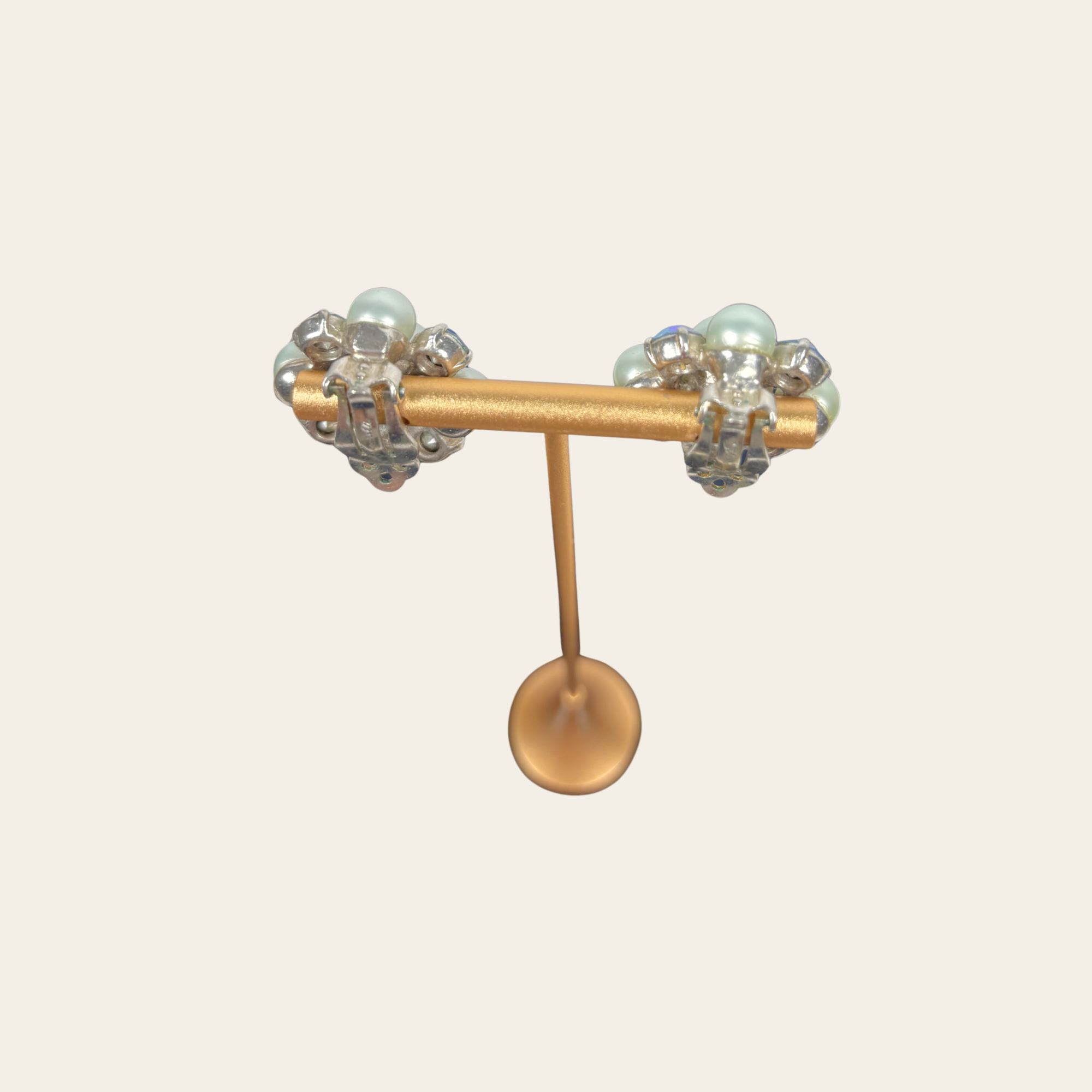 SCHIAPARELLI – Boucles d'Oreilles Clip Fleur à Perles et Cristaux Aurora Borealis