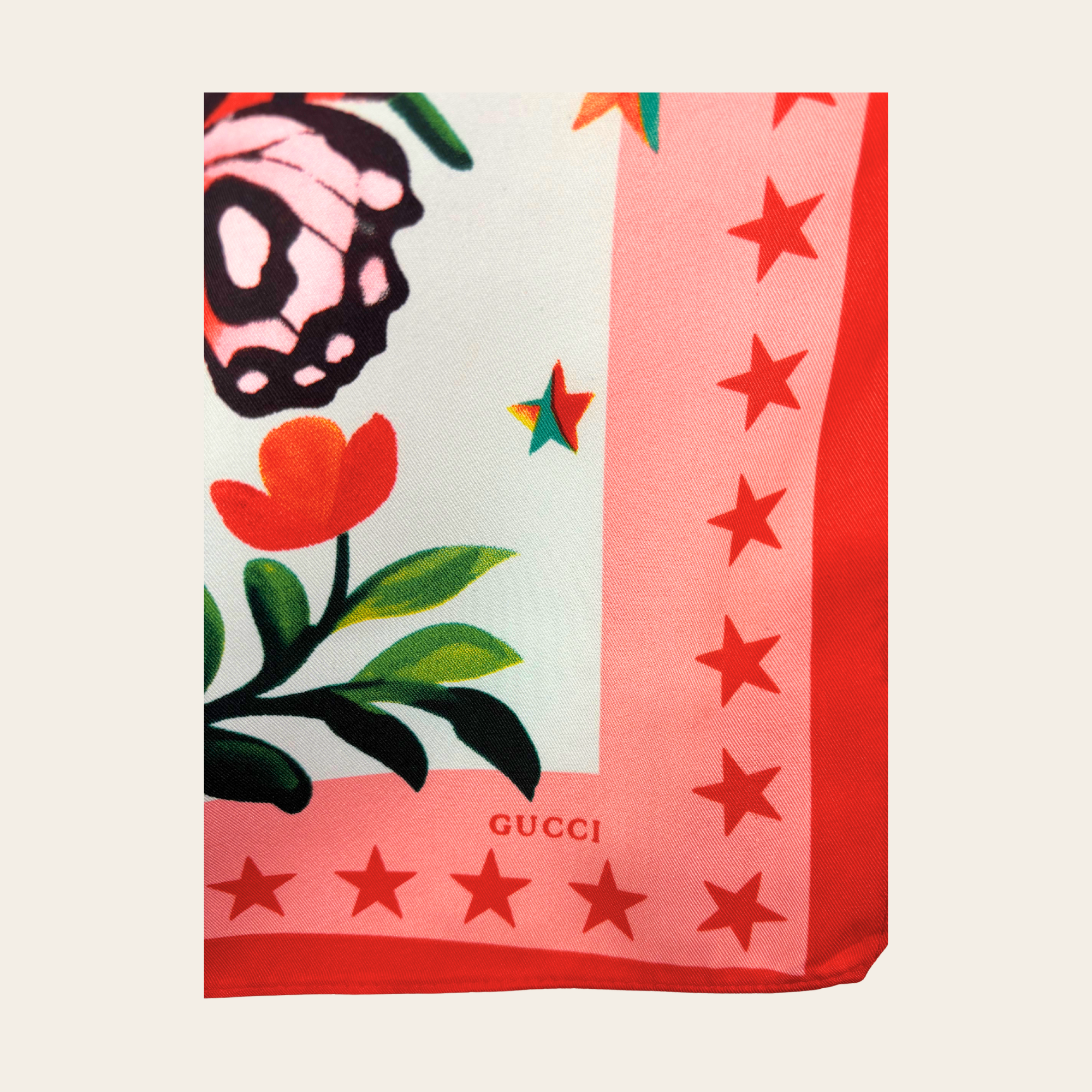 GUCCI – Carré en Soie « L'Aveugle Par Amour »