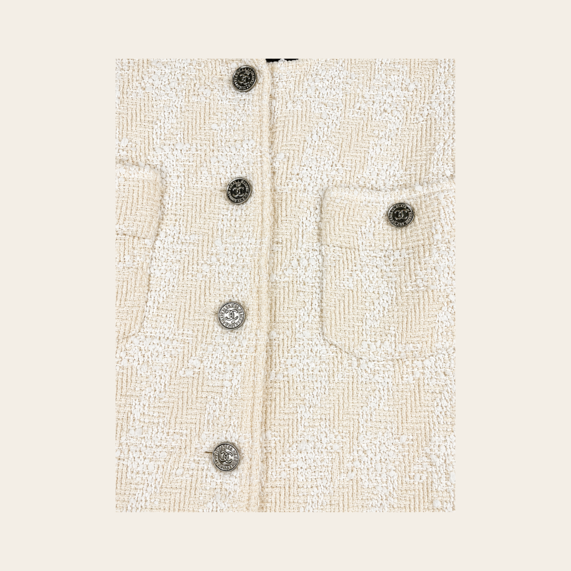 CHANEL – Collection 96P, Ensemble tailleur en tweed écru (Veste & Jupe)