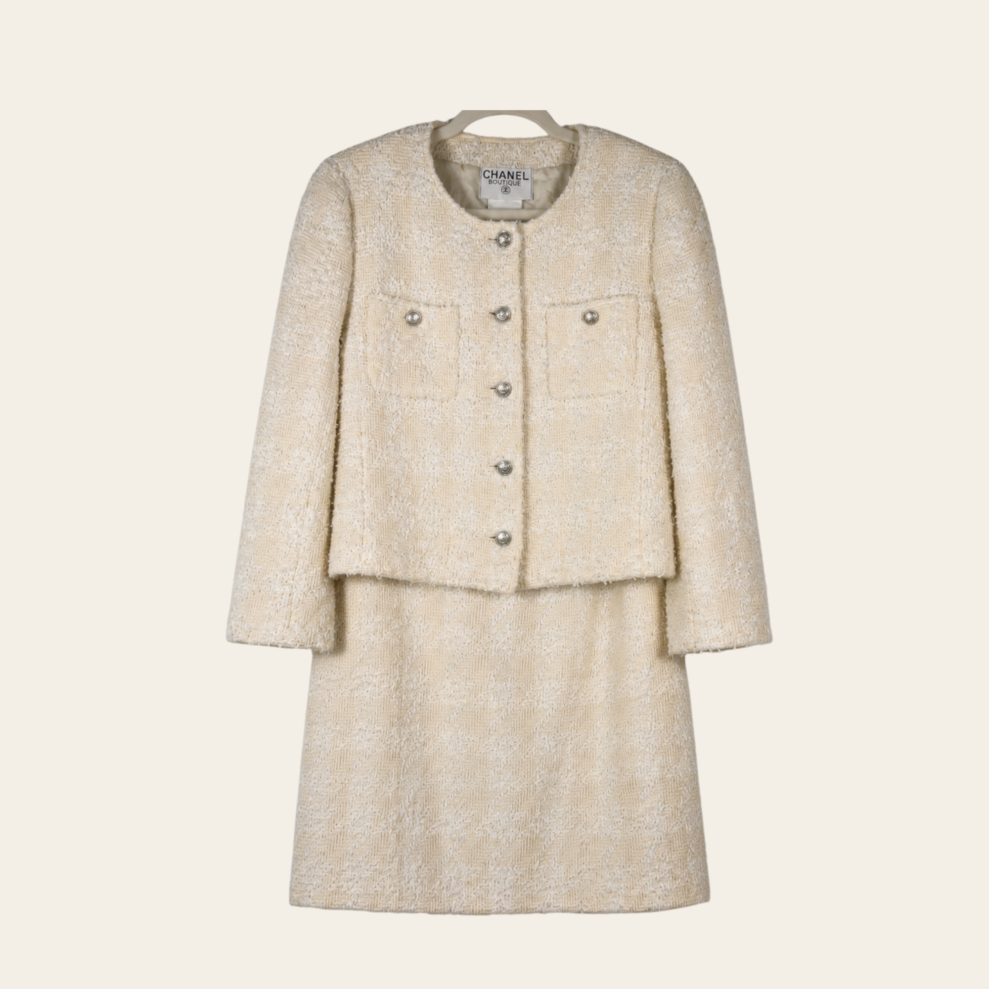 CHANEL – Collection 96P, Ensemble tailleur en tweed écru (Veste & Jupe)
