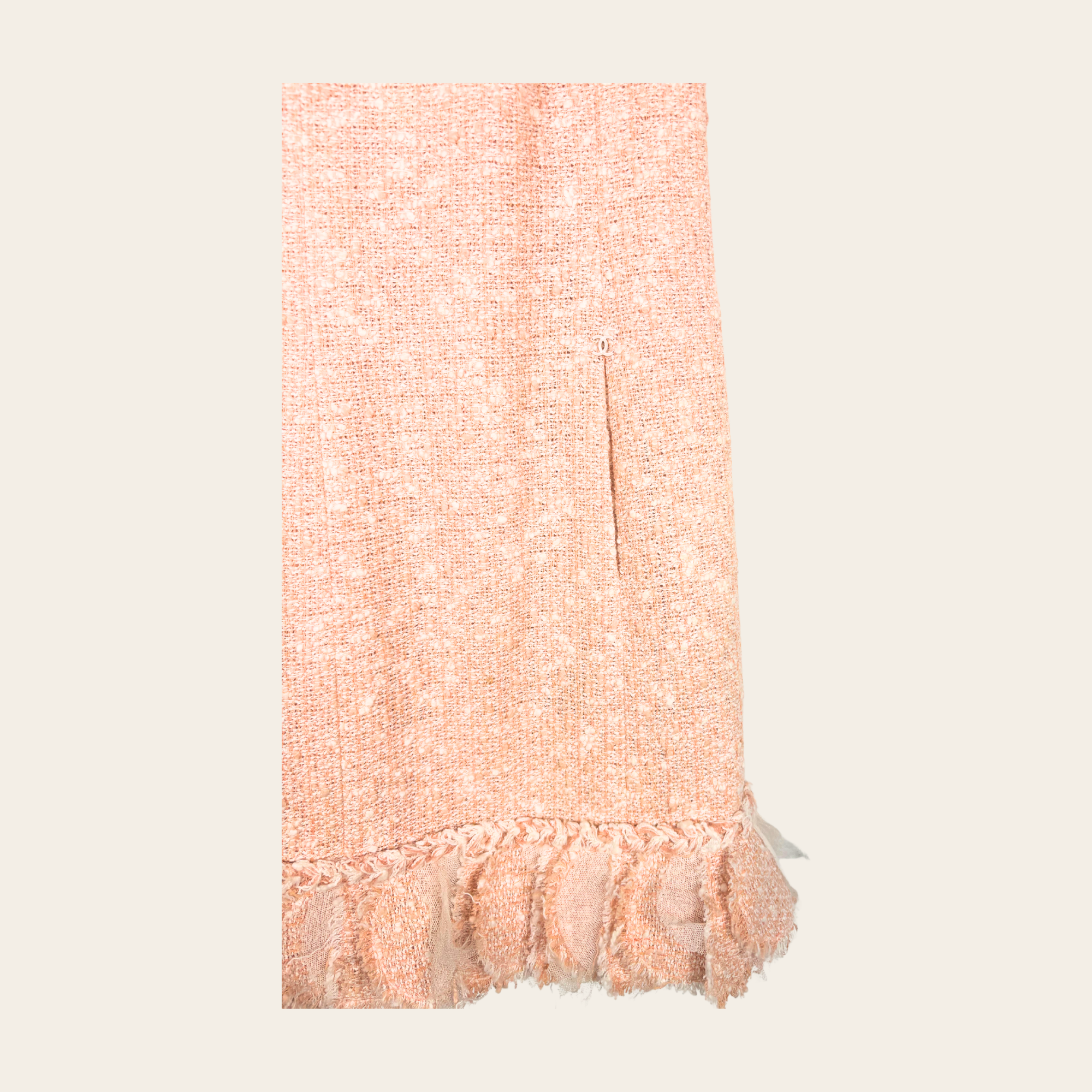 CHANEL – Ensemble en tweed bouclé rose poudré (Veste P30632 & Robe P30509)