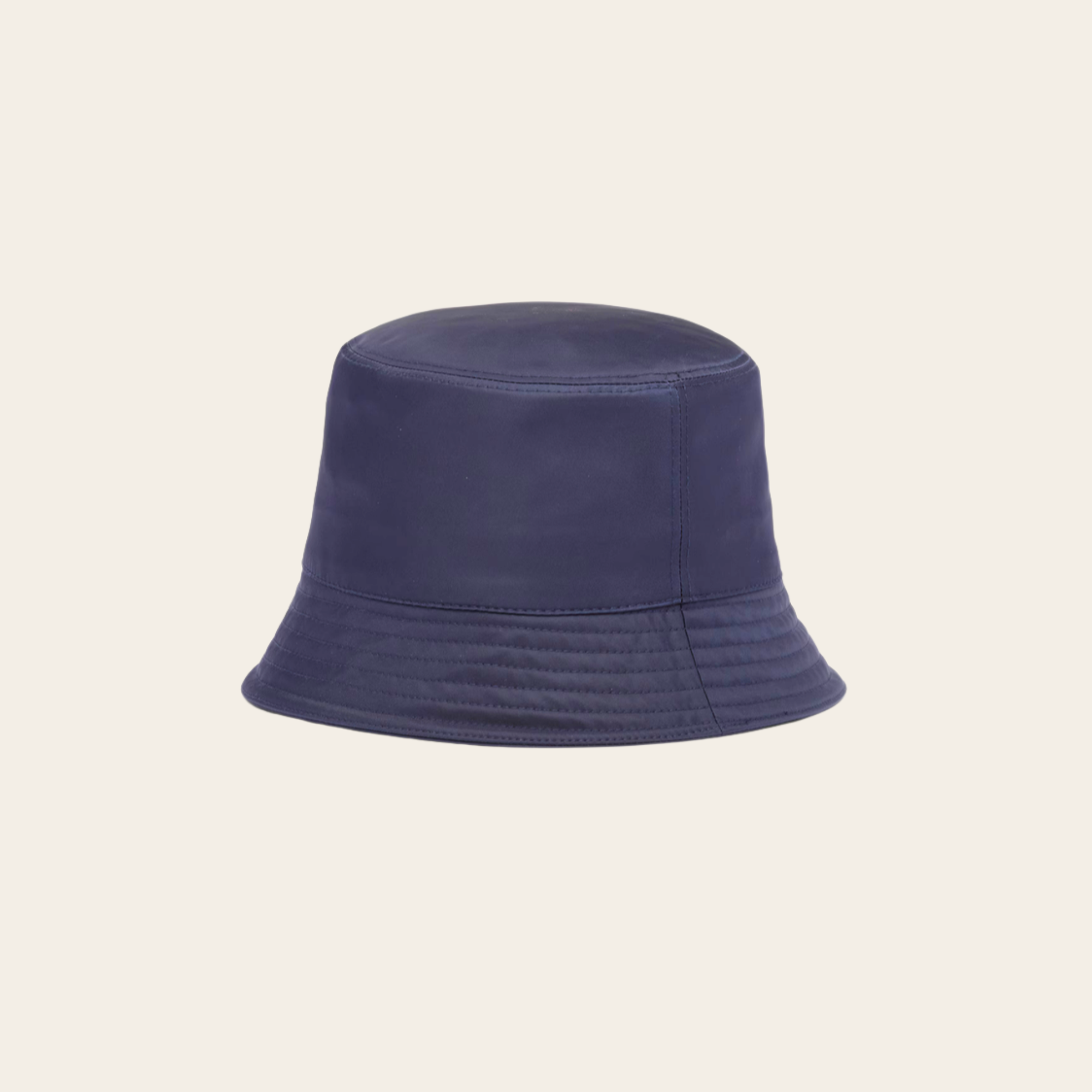 PRADA – Re-Nylon Bucket Hat avec plaque triangulaire émaillée