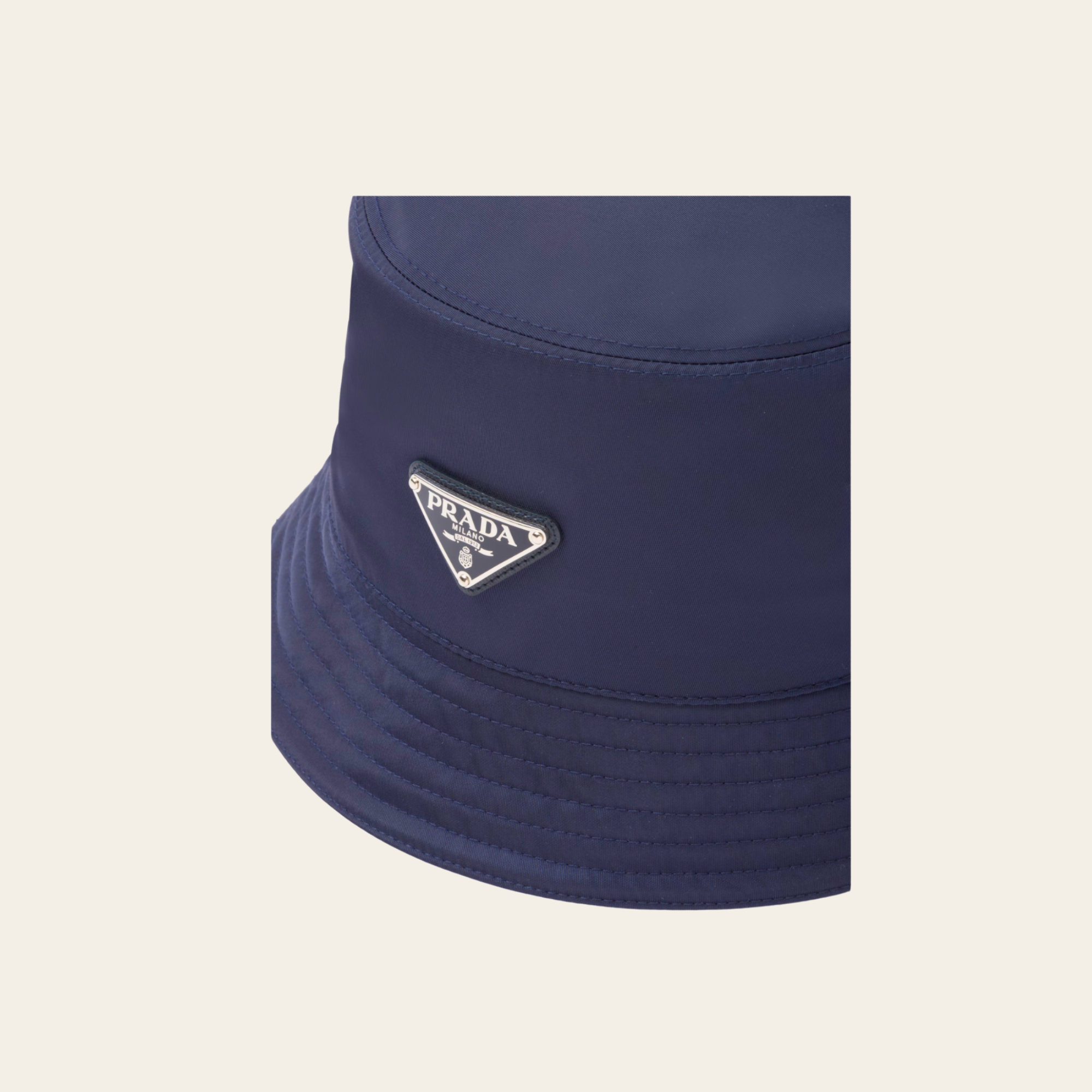 PRADA – Re-Nylon Bucket Hat avec plaque triangulaire émaillée