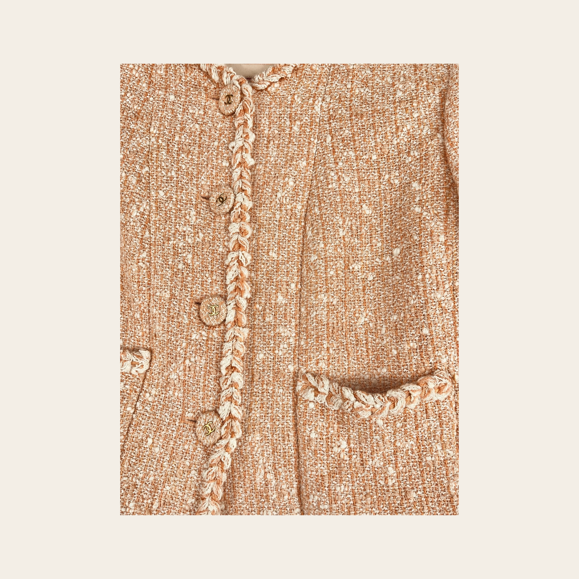 CHANEL – Ensemble en tweed bouclé rose poudré (Veste P30632 & Robe P30509)