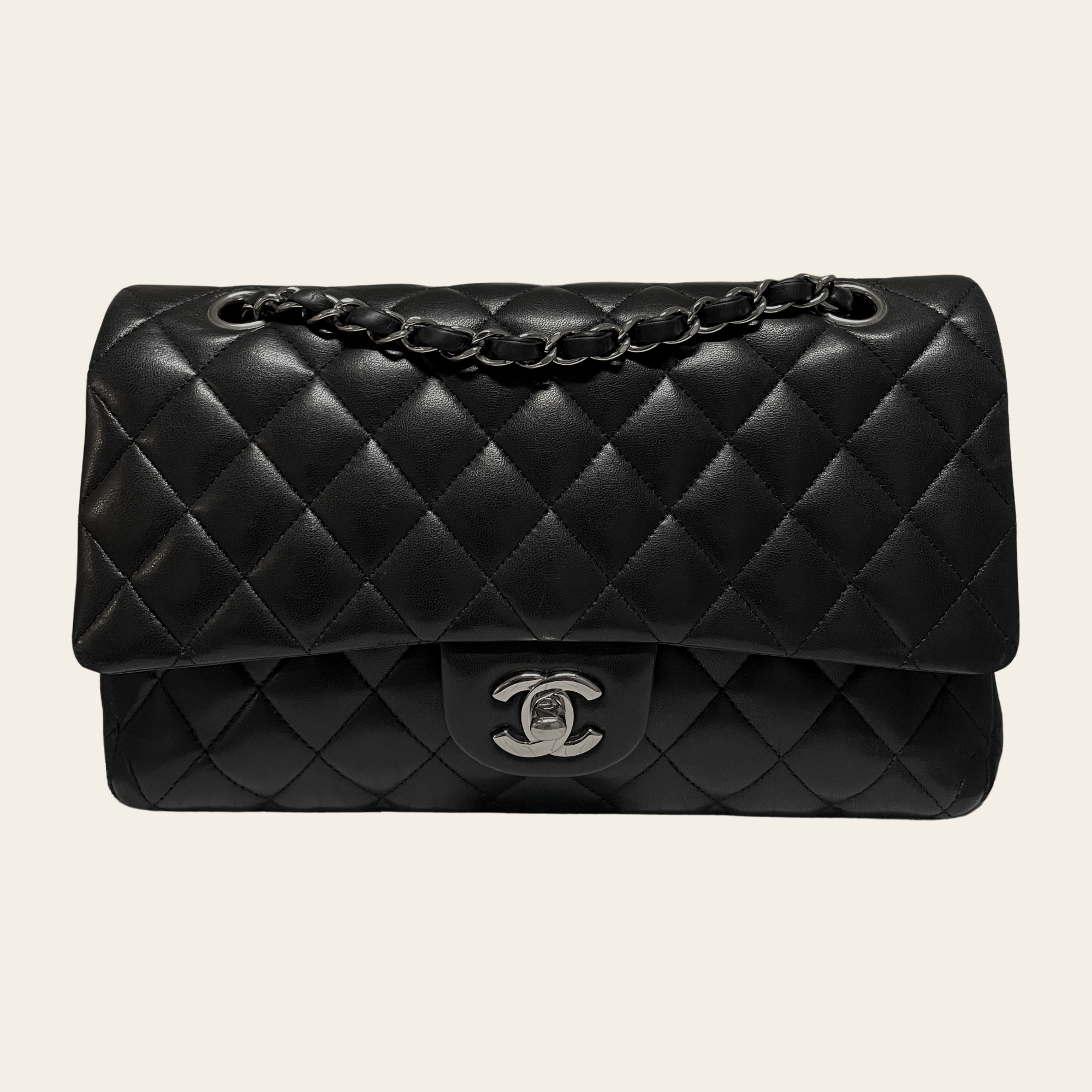 CHANEL - Timeless Classic, Double Flap Bag en cuir d’agneau matelassé noir