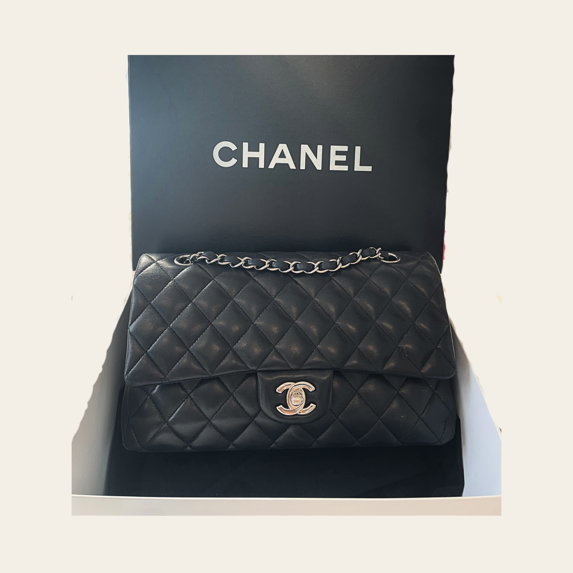 CHANEL - Timeless Classic, Double Flap Bag en cuir d’agneau matelassé noir