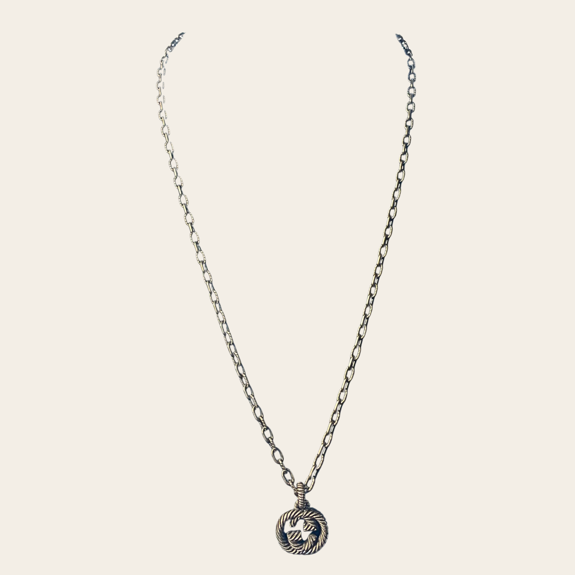 GUCCI - Collier “Interlocking G Rope Pendant” en Argent Vieilli