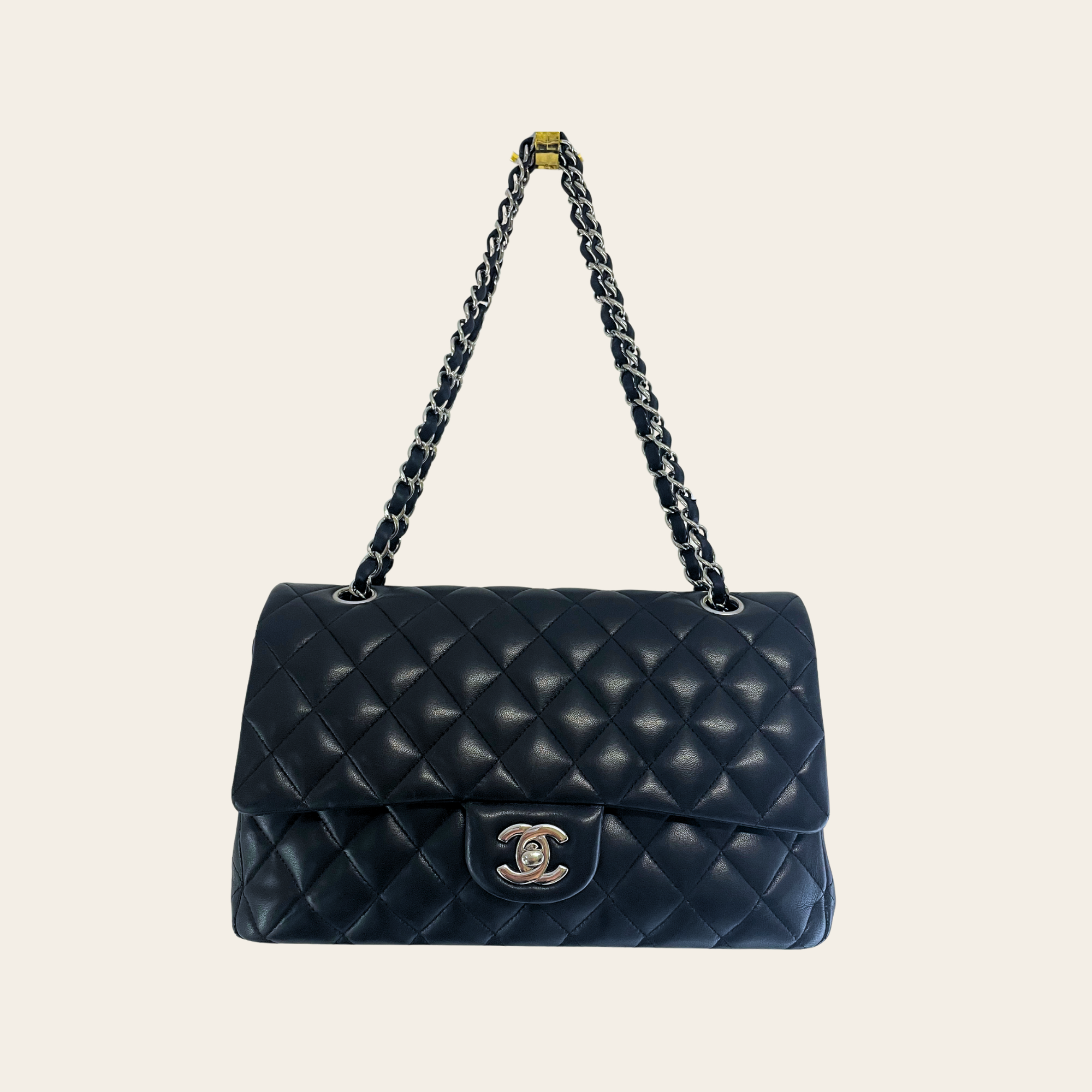 CHANEL - Timeless Classic, Double Flap Bag en cuir d’agneau matelassé noir