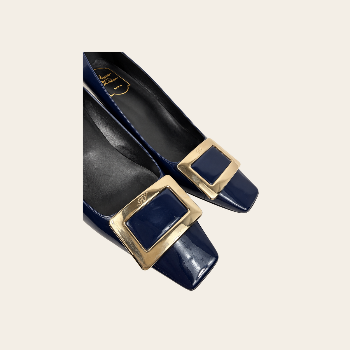 ROGER VIVIER — Escarpins à boucle signature en cuir verni bleu marine, taille 39