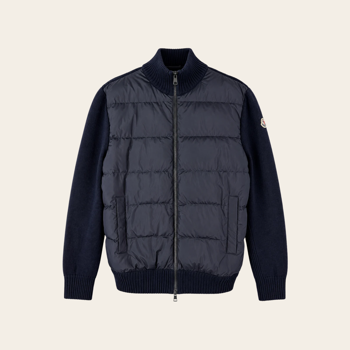 MONCLER — Cardigan Tricot en laine vierge bleu marine à devant matelassé et écusson signature, taille XL