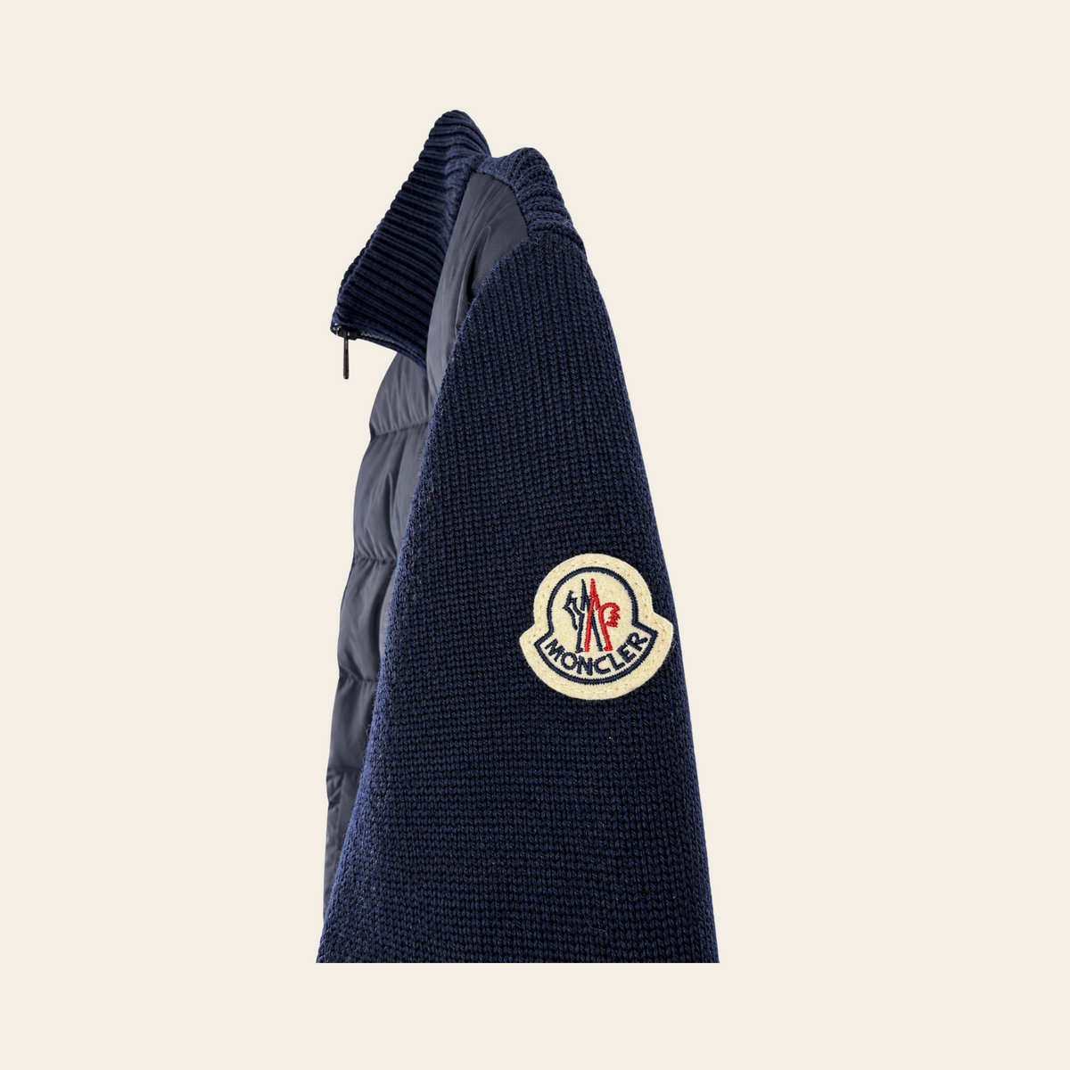 MONCLER — Cardigan Tricot en laine vierge bleu marine à devant matelassé et écusson signature, taille XL