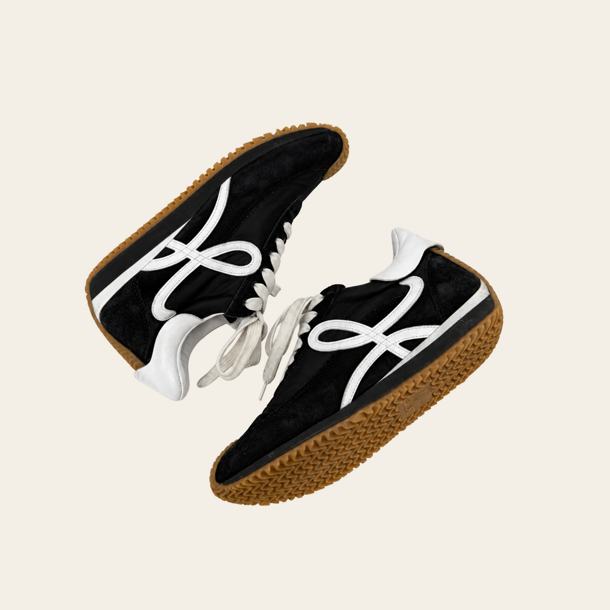 LOEWE — Baskets Flow Runner en nylon et suède noirs à monogramme L blanc et semelle gomme, pointure 38 EU