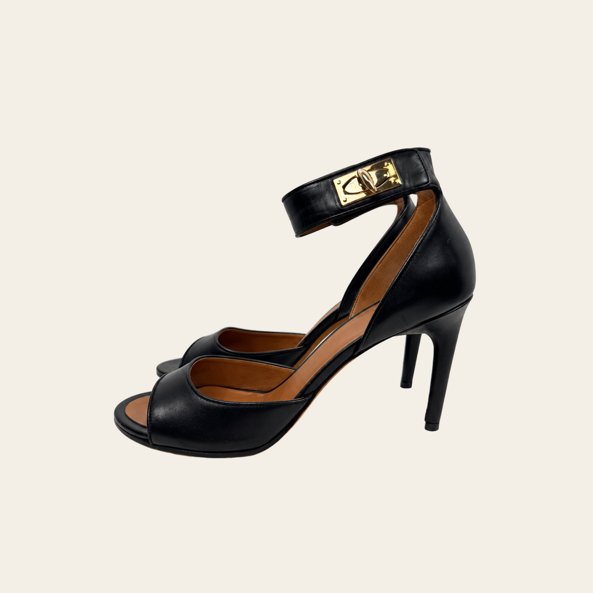 GIVENCHY — Sandales Shark Lock en cuir noir à talons aiguilles et brides de cheville à fermoirs dorés, taille 39½