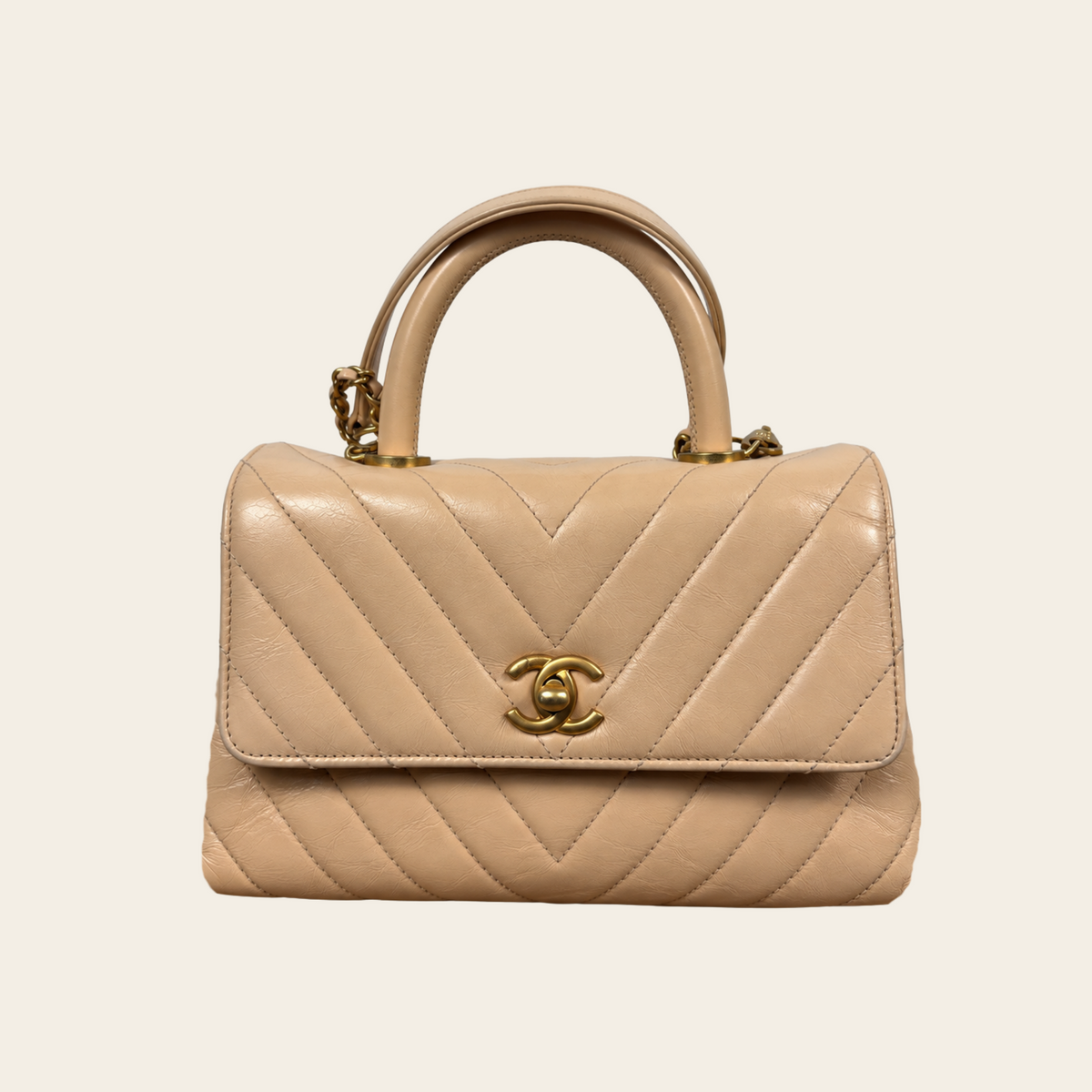 CHANEL — Sac Coco Handle Small Chevron en cuir de veau froissé beige, taille S