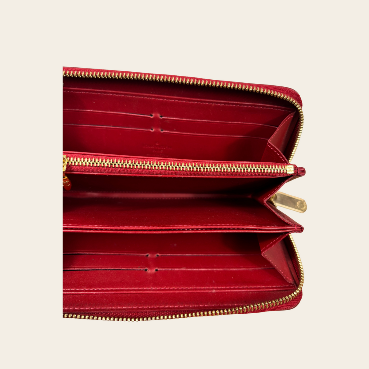LOUIS VUITTON — Portefeuille Zippy en cuir Monogram Vernis Pomme d'amour