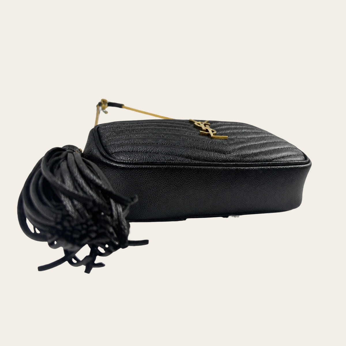 SAINT LAURENT — Sac Lou Camera en cuir grainé matelassé noir avec pompon
