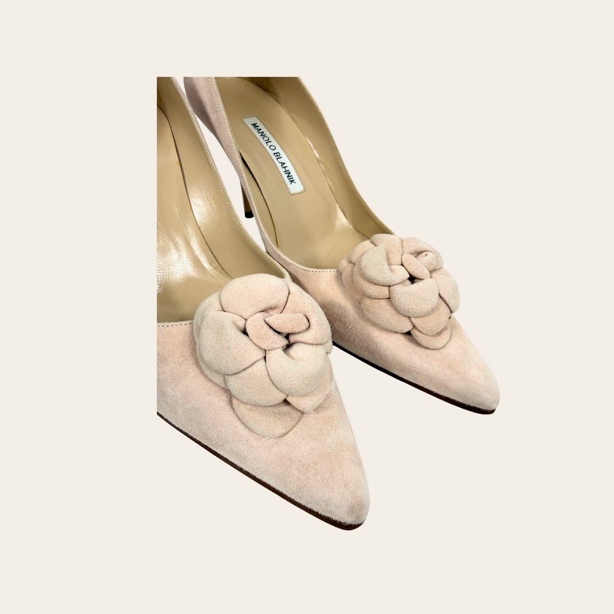 MANOLO BLAHNIK — Escarpins à fleurs en daim rose poudré, taille 39