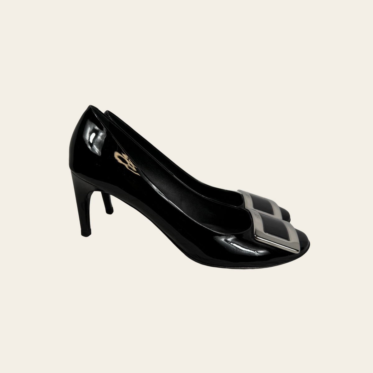 ROGER VIVIER — Escarpins en cuir verni noir à boucle rectangulaire argentée, taille 39