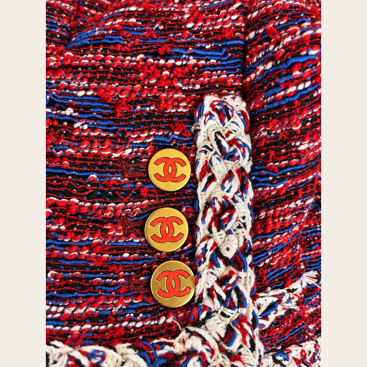 CHANEL — Veste en tweed rouge et bleu à galons tressés et boutons double C dorés, taille S/M (38 FR)