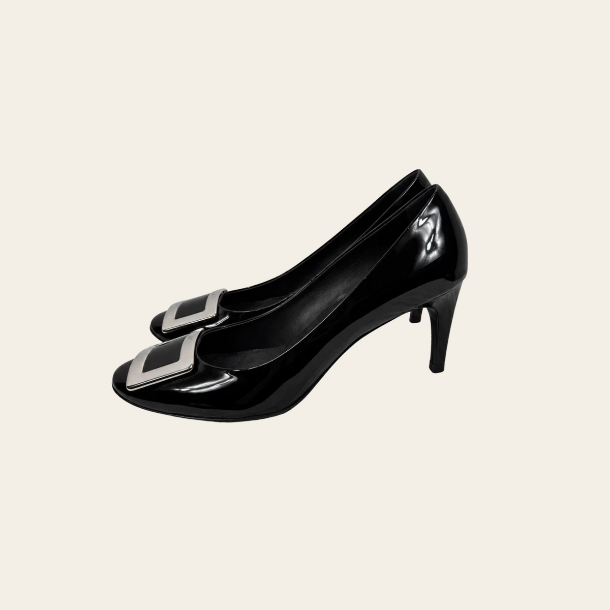 ROGER VIVIER — Escarpins en cuir verni noir à boucle rectangulaire argentée, taille 39