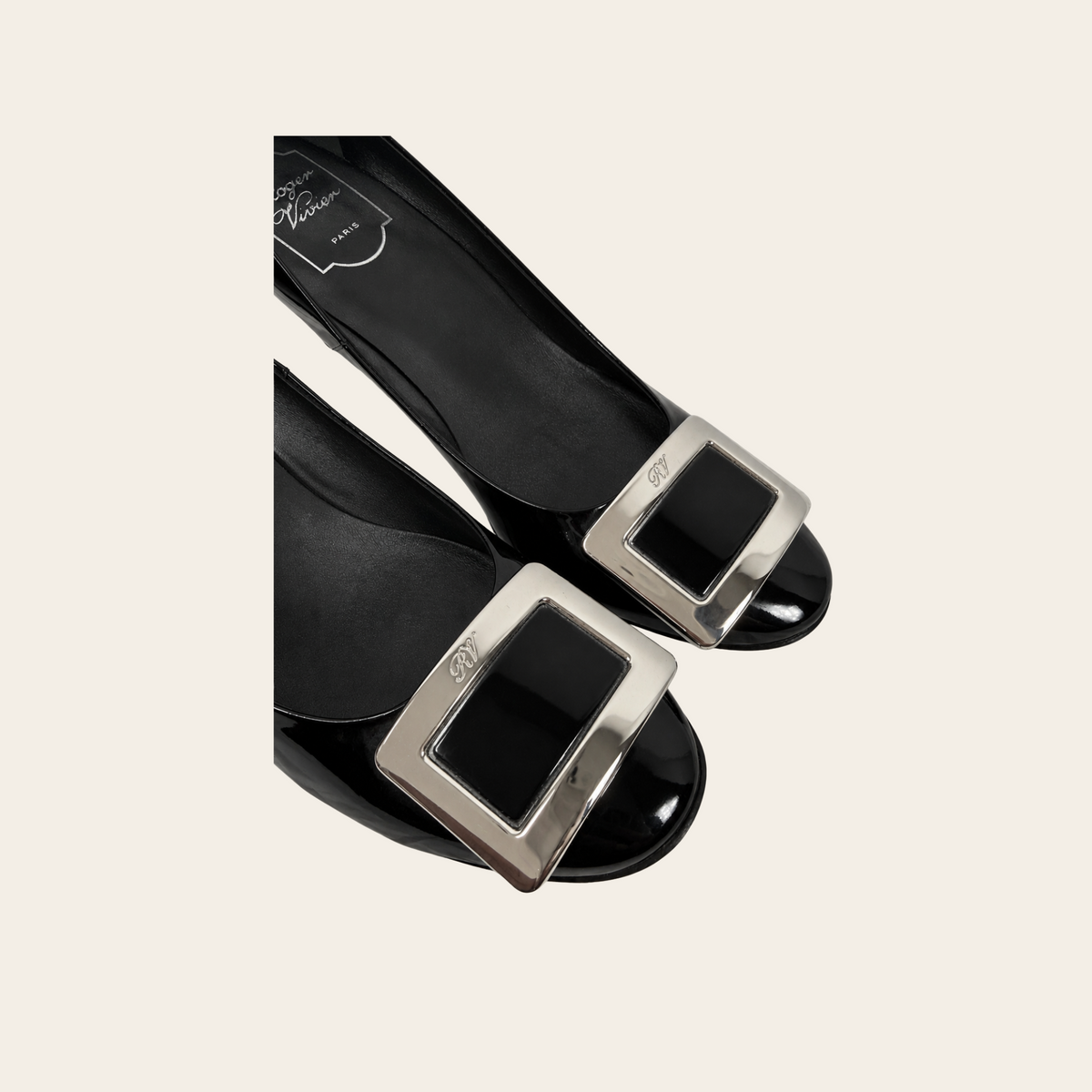 ROGER VIVIER — Escarpins en cuir verni noir à boucle rectangulaire argentée, taille 39
