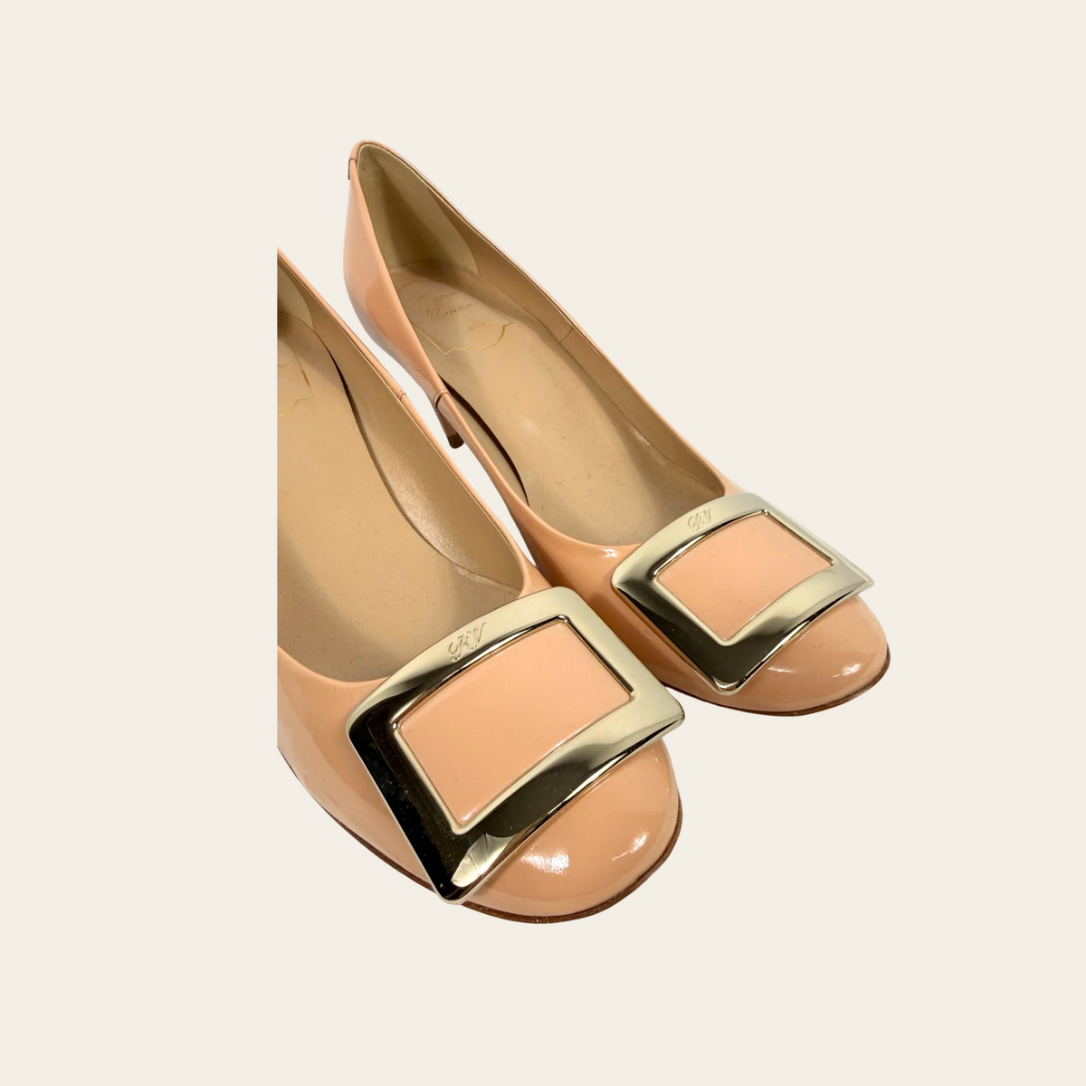 ROGER VIVIER — Escarpins à boucle signature en cuir verni rose poudré avec talons fins, taille 39