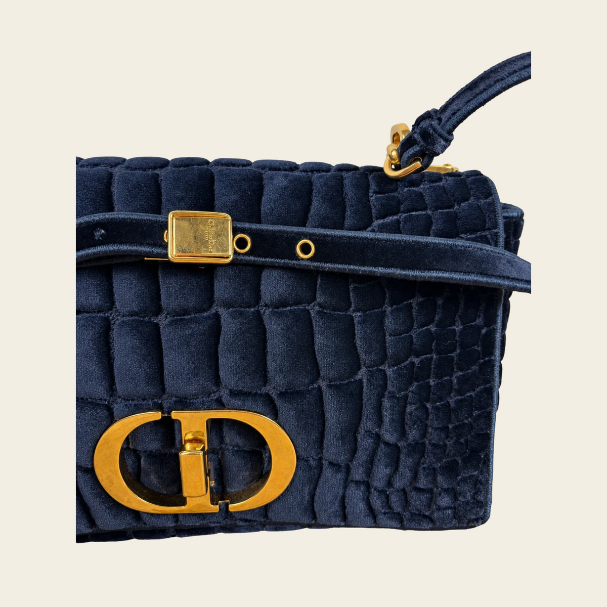 CHRISTIAN DIOR — Sac Caro Medium en velours bleu marine brodé effet crocodile, taille M