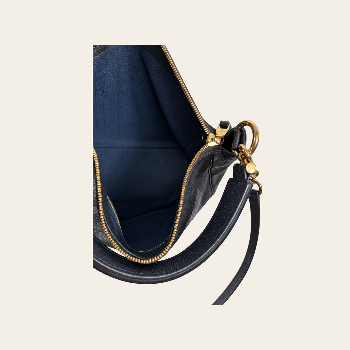 LOUIS VUITTON — Sac Audacieuse MM en cuir Monogram Empreinte bleu marine foncé, taille M