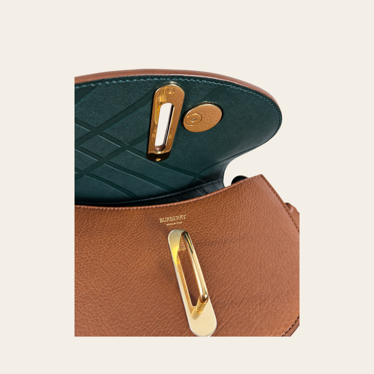 BURBERRY — Sac Mini Rocking Horse en cuir de veau grainé Hazel avec fermoir B doré, taille Mini (S)