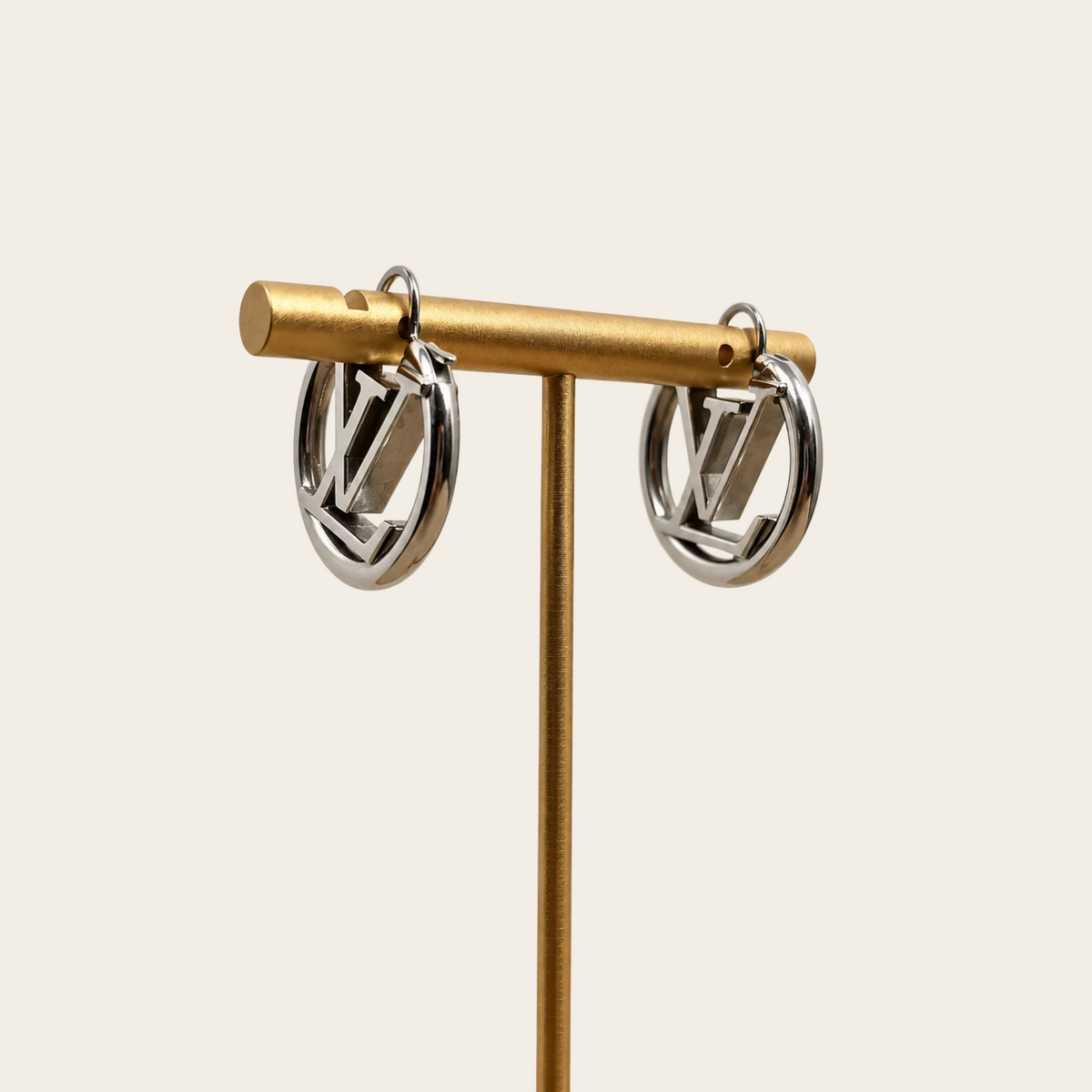 LOUIS VUITTON — Boucles d’oreilles créoles Louise, finition palladium argentée