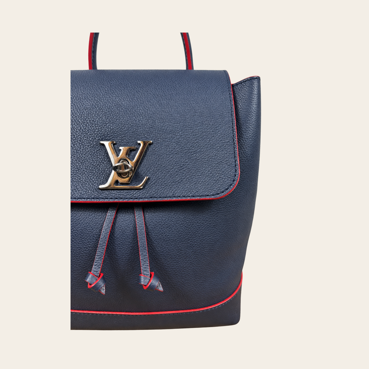 LOUIS VUITTON — Sac à dos Lockme en cuir grainé bleu marine et rouge