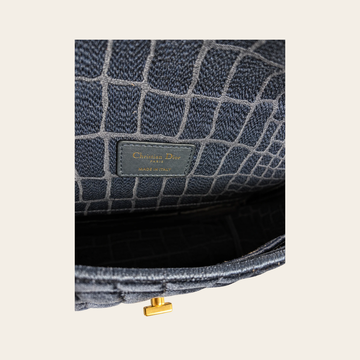CHRISTIAN DIOR — Sac Caro Medium en velours bleu marine brodé effet crocodile, taille M