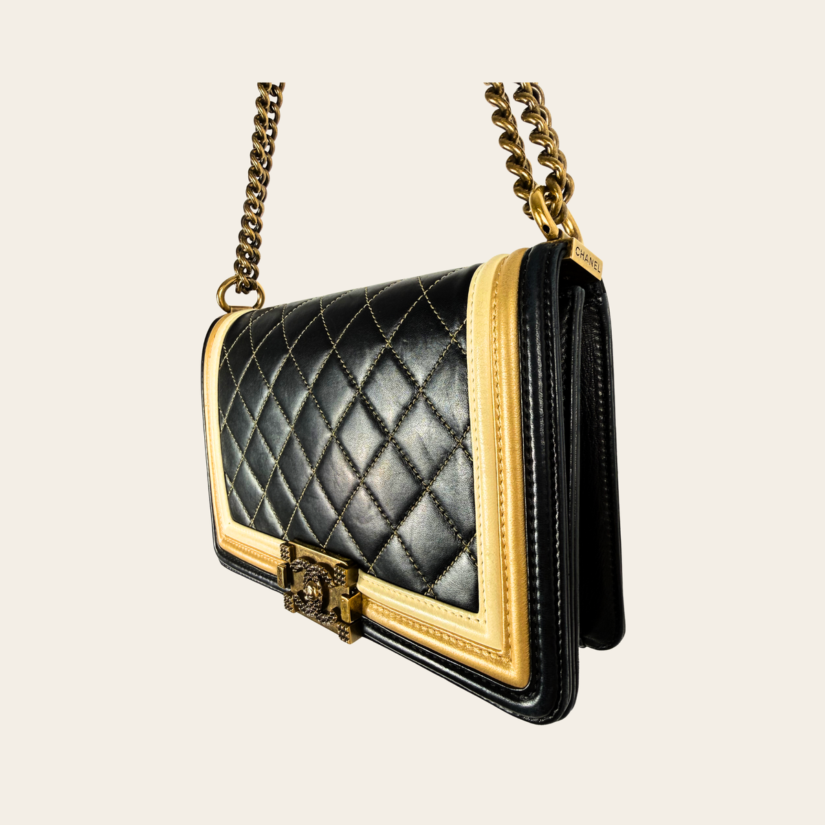CHANEL – Boy Medium matelassé noir & ivoire