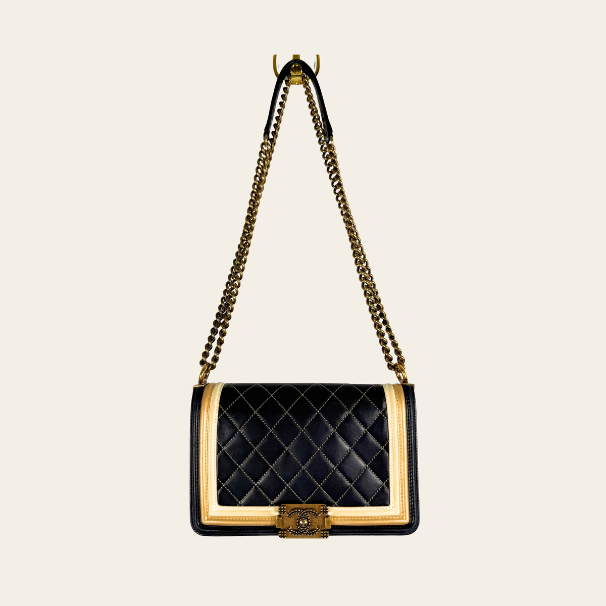 CHANEL – Boy Medium matelassé noir & ivoire