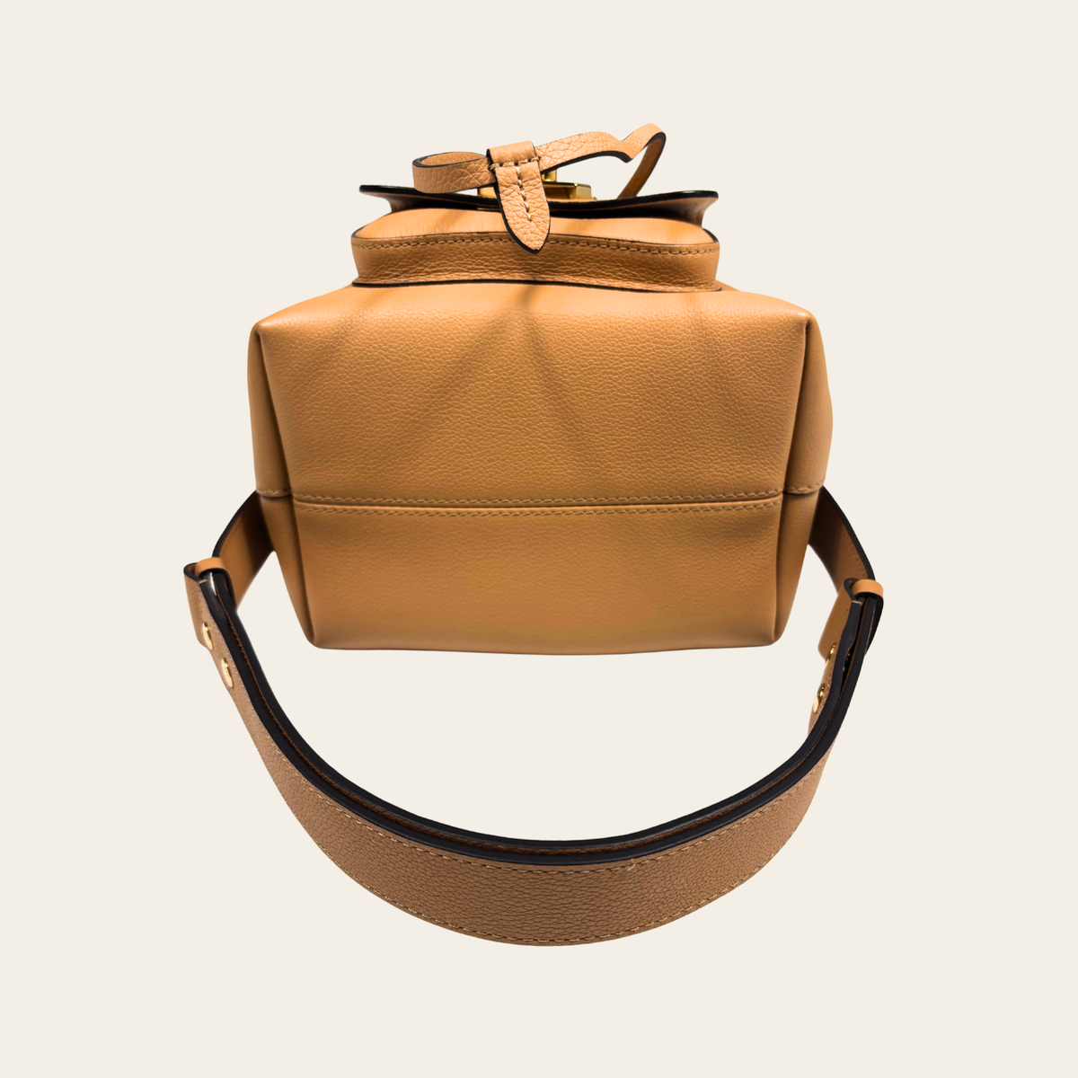 LOUIS VUITTON – LockMe Bucket NV MM – Arizona