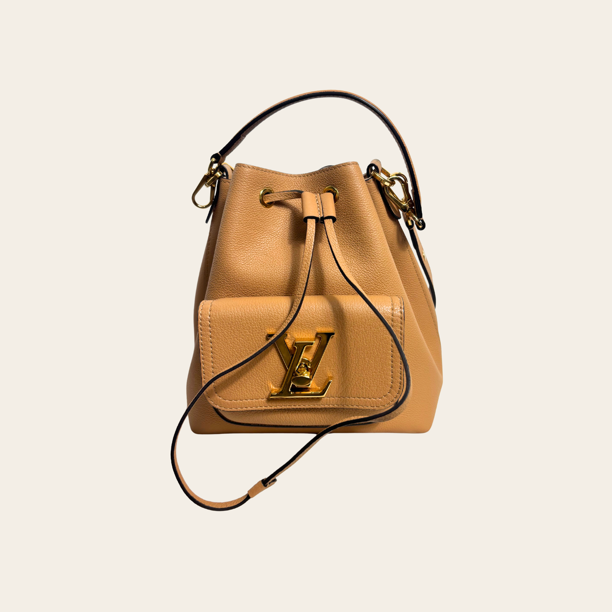 LOUIS VUITTON – LockMe Bucket NV MM – Arizona