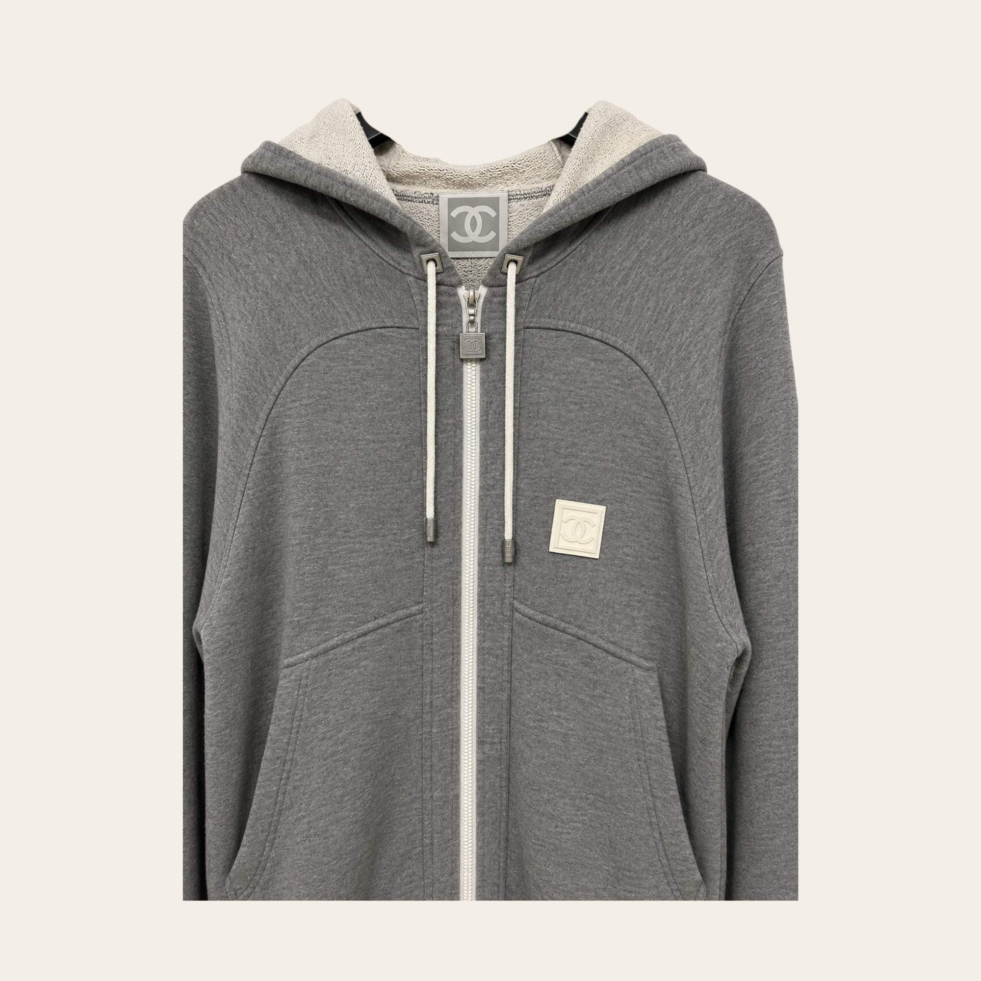 CHANEL Sport – Veste à Capuche Zippée Grise avec Écusson CC, Taille 44