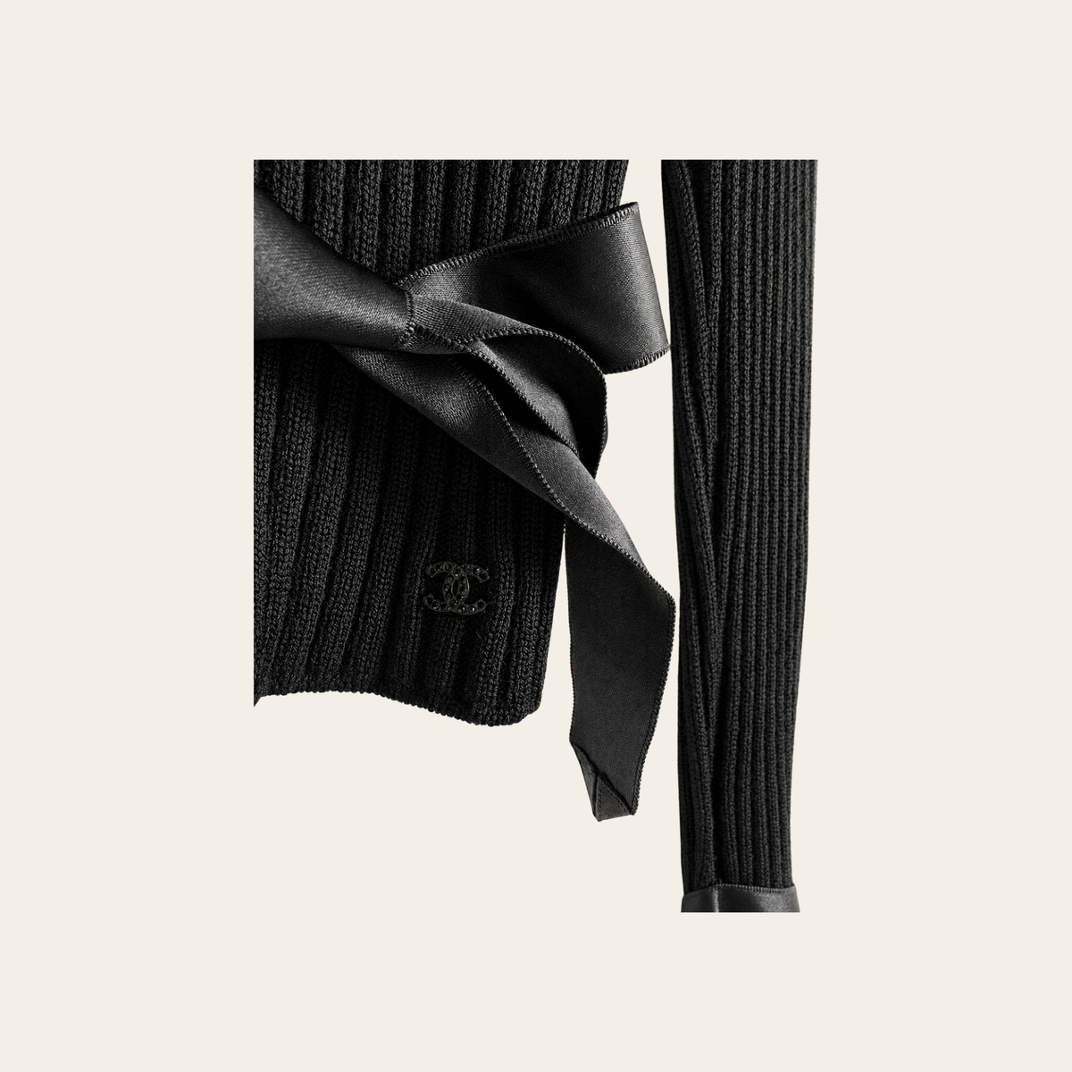 CHANEL 02A – Pull Col Roulé Côtelé en Laine avec Rubans Satinés & Boutons Bijoux, Taille 40