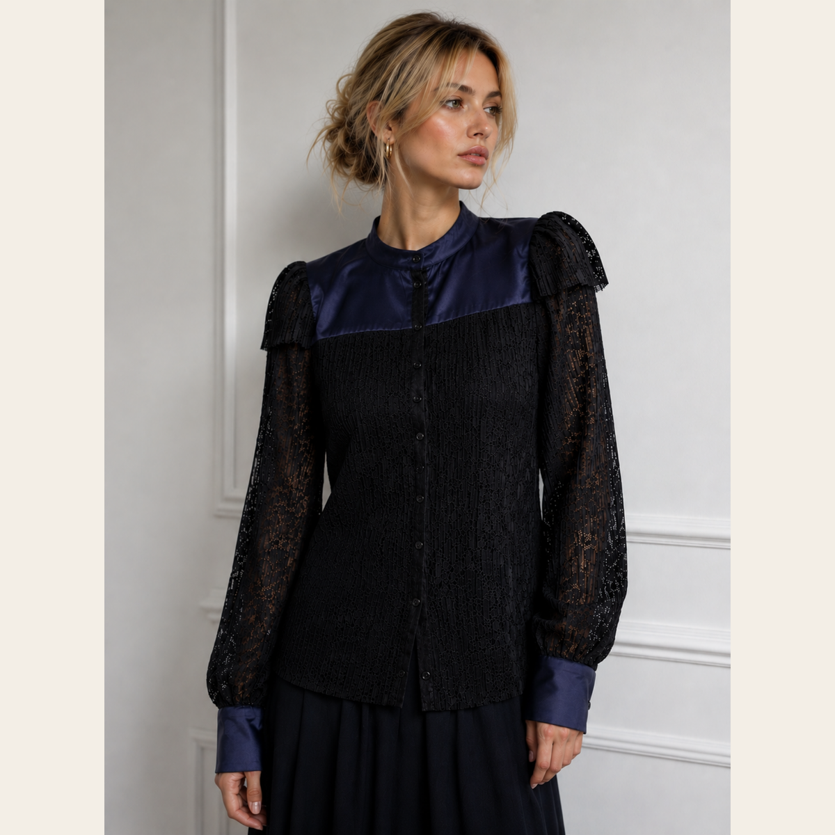 SEE BY CHLOÉ – Blouse en dentelle plissée à empiècements satinés – Noir & bleu marine – Taille 2