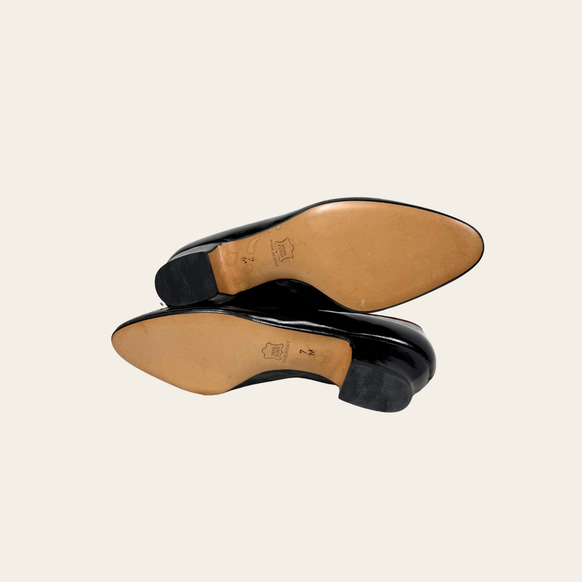GIVENCHY VINTAGE – Escarpins en cuir verni noir à plumes rouge & noir – Taille 7 M