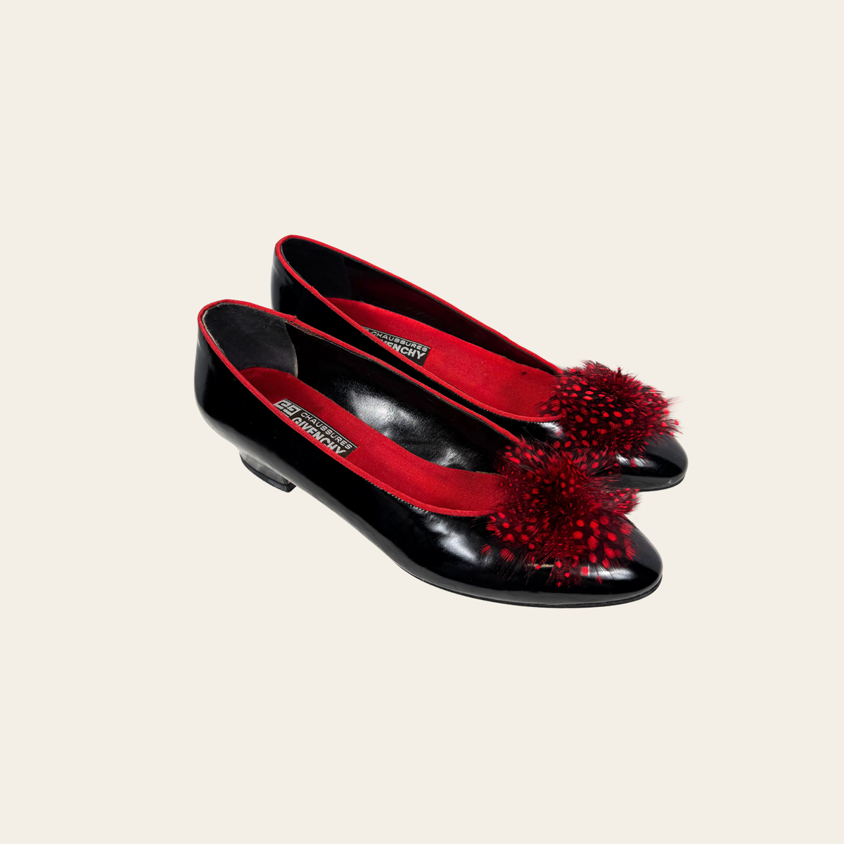 GIVENCHY VINTAGE – Escarpins en cuir verni noir à plumes rouge & noir – Taille 7 M