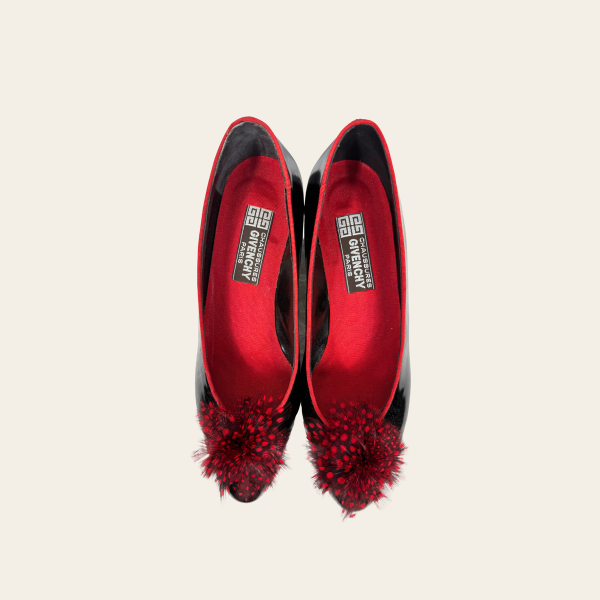 GIVENCHY VINTAGE – Escarpins en cuir verni noir à plumes rouge & noir – Taille 7 M
