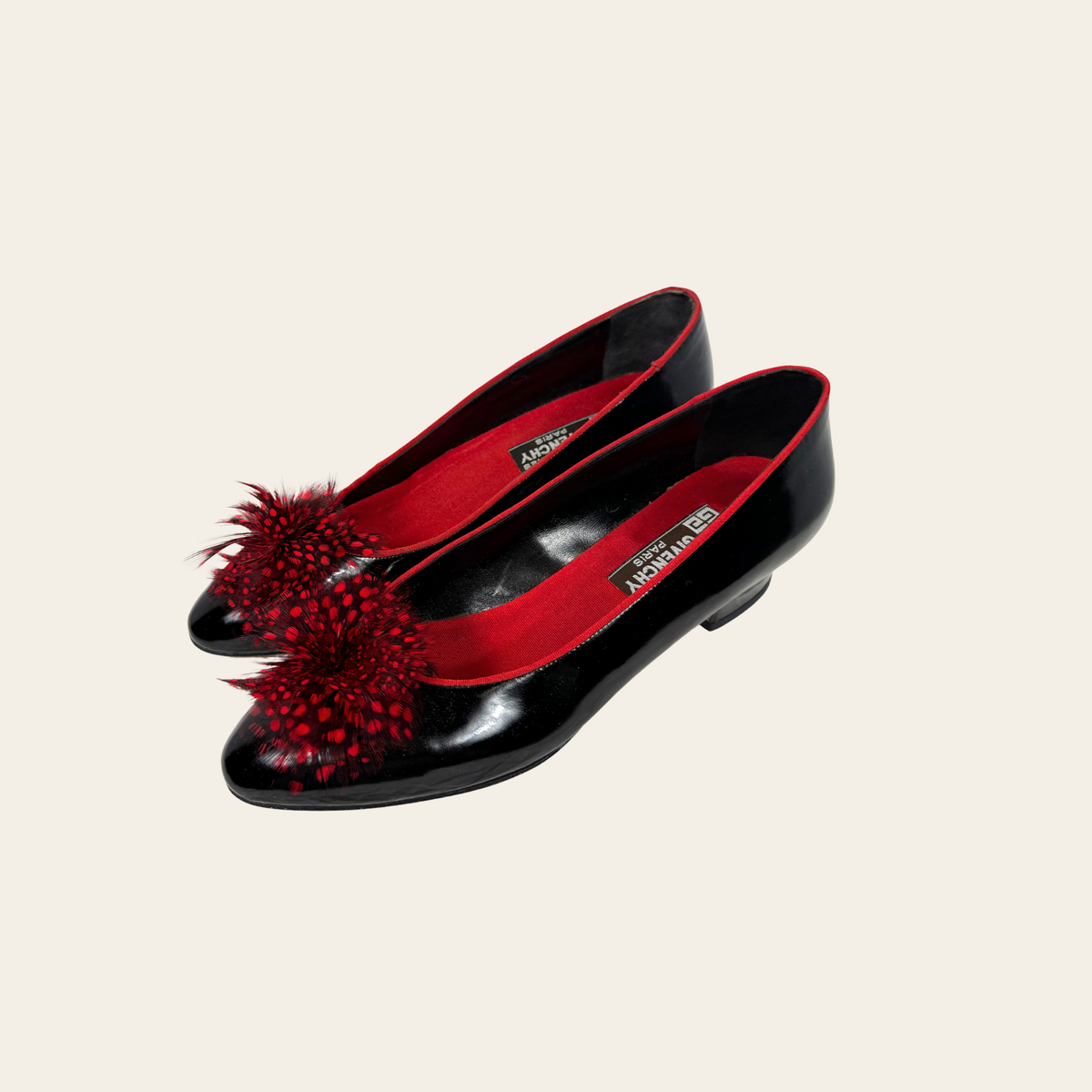 GIVENCHY VINTAGE – Escarpins en cuir verni noir à plumes rouge & noir – Taille 7 M