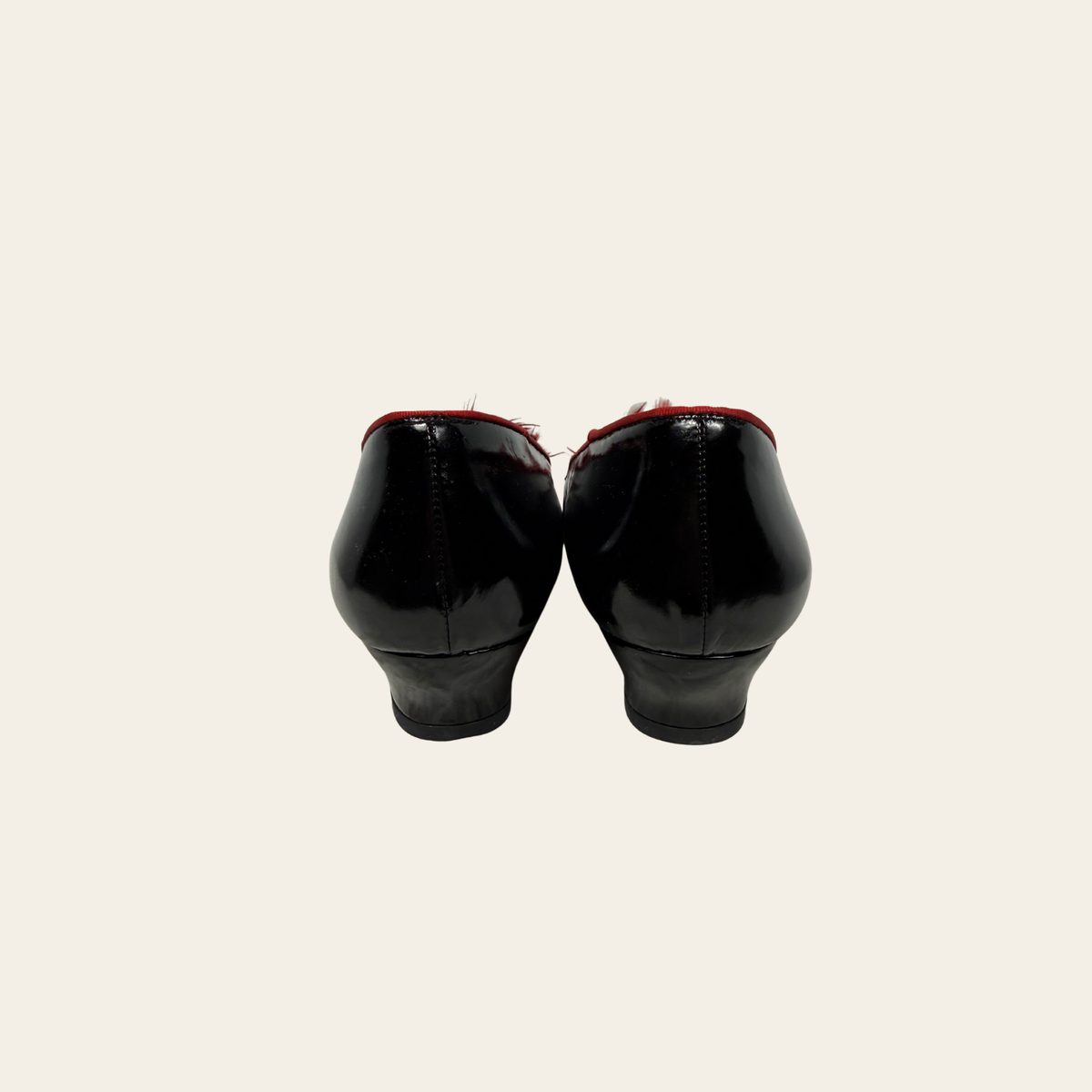 GIVENCHY VINTAGE – Escarpins en cuir verni noir à plumes rouge & noir – Taille 7 M